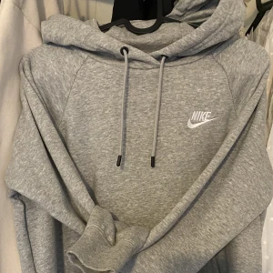 Ny nike-hoodie - Grå nike hoodie  Använd endast en gång, samt tvättad 1 gång!! 