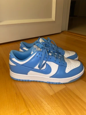 nike dunk low university blue - säljer dessa väldigt eftertraktade dunks, nypris är ca 4500. pris kan diskuteras :-)