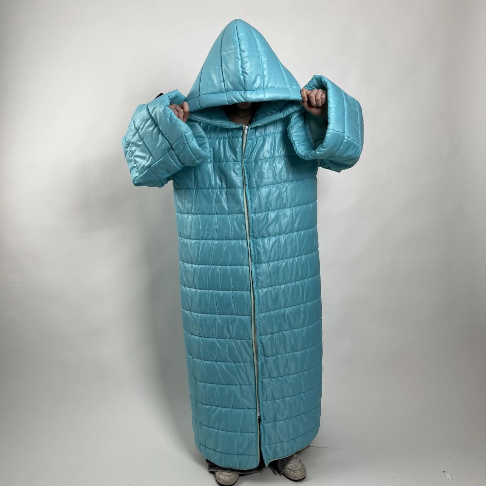 Upcycled jacket. Once a sleeping bag. Missfärgning längs kant vid dragkedja. Inget foder.. Jackor.