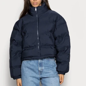 Puffer jacket - Puffer jacket från Weekday i stl S. Endast använd ett fåtal gånger. Säljer pga att jag inte längre har användning för den