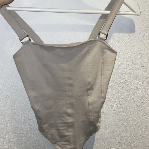Beige bodysuit - En väldigt fin beige bodysuit som formar kroppen på ett fint sätt väldigt bra kvalitet och använd Max 2 ggr❤️ köparen står för frakt