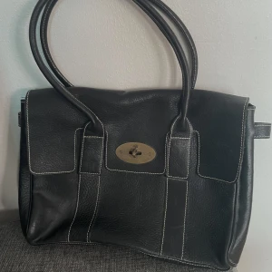 Mullberry Bayswater - Säljer denna bayswater från Mullberry i bra skick då den använts sparsamt. Den är inköpt för ca 10 år sedan på NK men tyvärr har inte kvitto och dustbag sparats. Fler bilder kan skickas vid intresse.💕