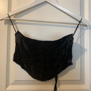 Paljett/glitter topp  - Från Gina tricot aldrig använd storlek xs   Kan mötas upp men fraktar också.