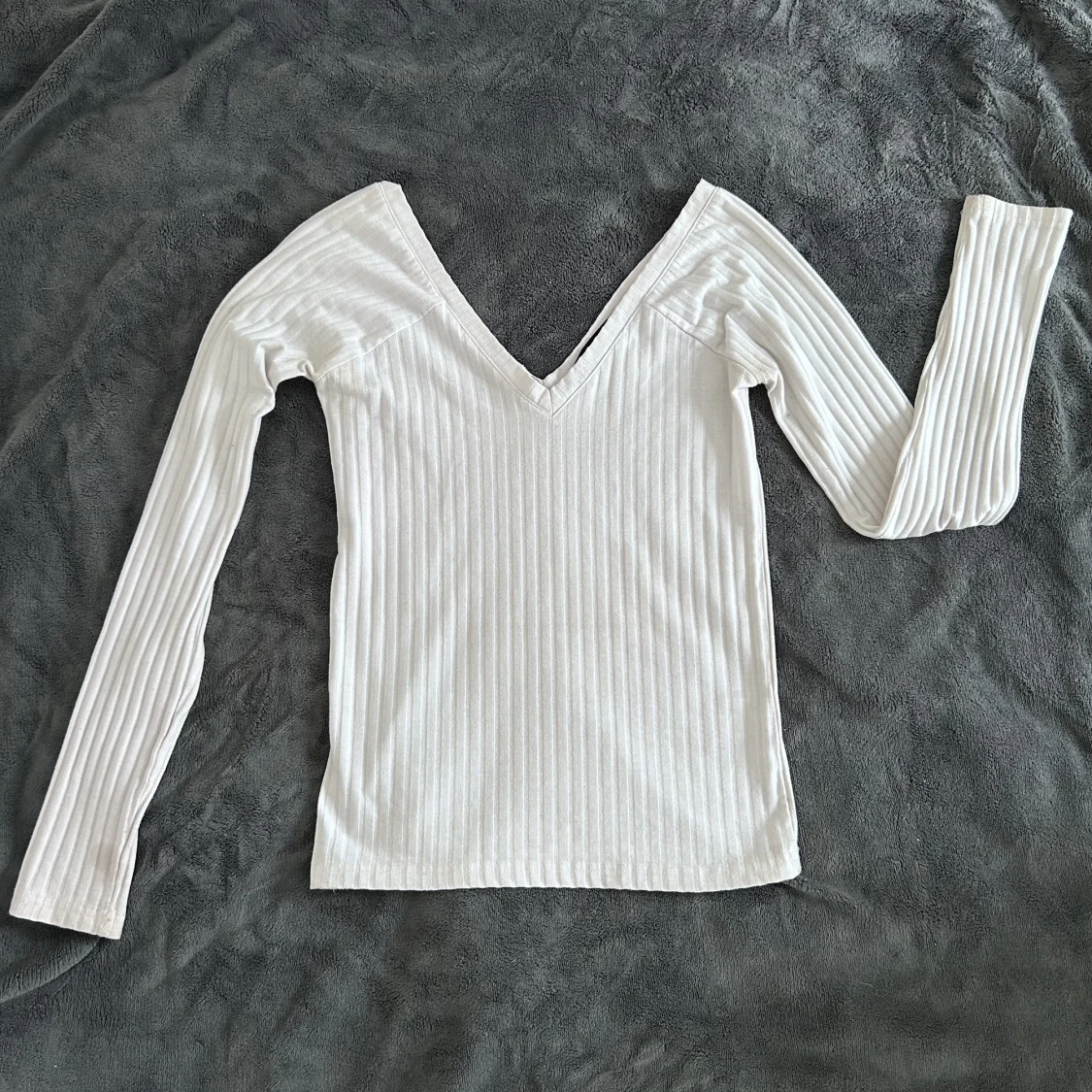 Långärmad tröja med djup v-ringning