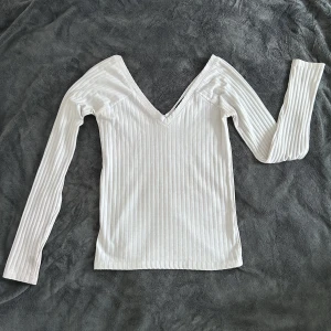 Långärmad tröja med djup v-ringning - Långärmad topp från BIK BOK, använd ett fåtal gånger. Djup v-ringning som lämnar utrymme för synliga nyckelben. Kan skicka bild med plagget på om så efterfrågas 🫶