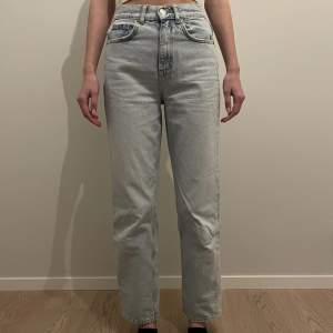 Jag säljer dessa jeans för att de inte längre passar mig eller är min stil. Jeansen är i väldigt bra skick 💗 dm:a för fler bilder och köparen står för frakt ❣️