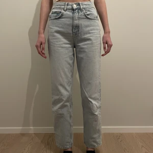 Gina Tricot highwaist lightwash jeans - Jag säljer dessa jeans för att de inte längre passar mig eller är min stil. Jeansen är i väldigt bra skick 💗 dm:a för fler bilder och köparen står för frakt ❣️