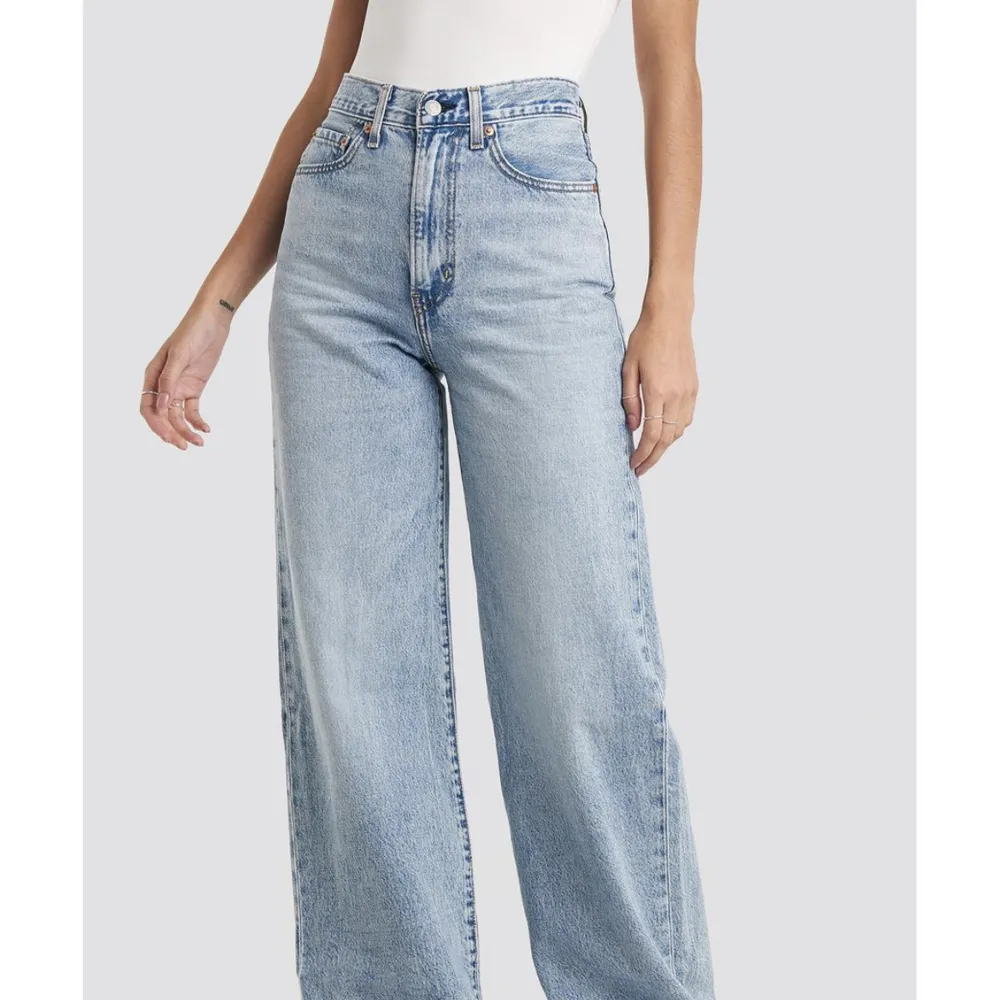 Säljer mina fina Levis jeans eftersom dem blivit för små! Har ett pyttelitet hål på benet men inget som jag märker. Jeans & Byxor.