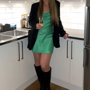 Grön silkesklänning - Nyskick, öppen rygg