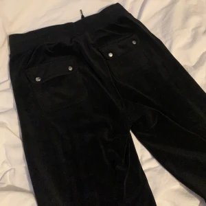 Juicy byxor(svarta) - Svarta juicy byxor i storlek M. Kanske lite dålig kvalitet på kameran men byxorna är som helt nya.