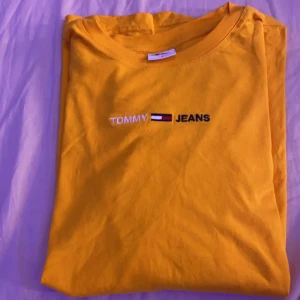 Tommy Jeans T-shirt  - Tröjan är i storlek S, finns inget täcken på att den är använd. 