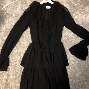 Klänning - Svart klänning från NA-KD i st 34