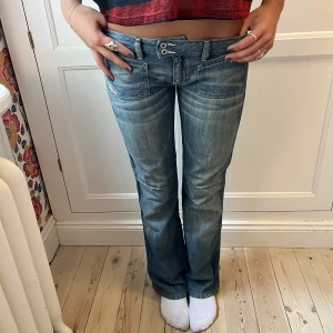 Diesel jeans!! - Så fina diesel jeans! Det står att dom är storlek 16 men Sitter som 36 i zara jeans❤️‍🔥Min kompis på bilden är 167 Midjemått:79cm Innerbenslängd:79cm❤️