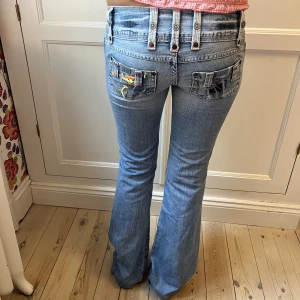 Diesel jeans!  - Så coola och unika jeans från diesel! SÅÅ snygga detaljer, tyvörr var dom försmå och går inte och stänga men dom är lågmidjade och bootcut!Midjemått: 72cm  Innerbenslängd:87cm❤️‍🔥 