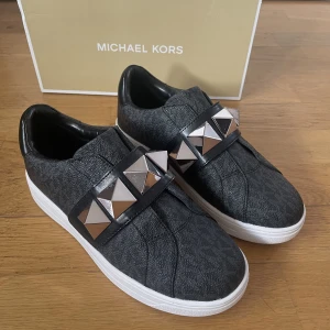 Michael Kors sneakers  - Michael Kors sneakers oanvända. Storlek 37,5  Kartong medföljer om man vill det. 