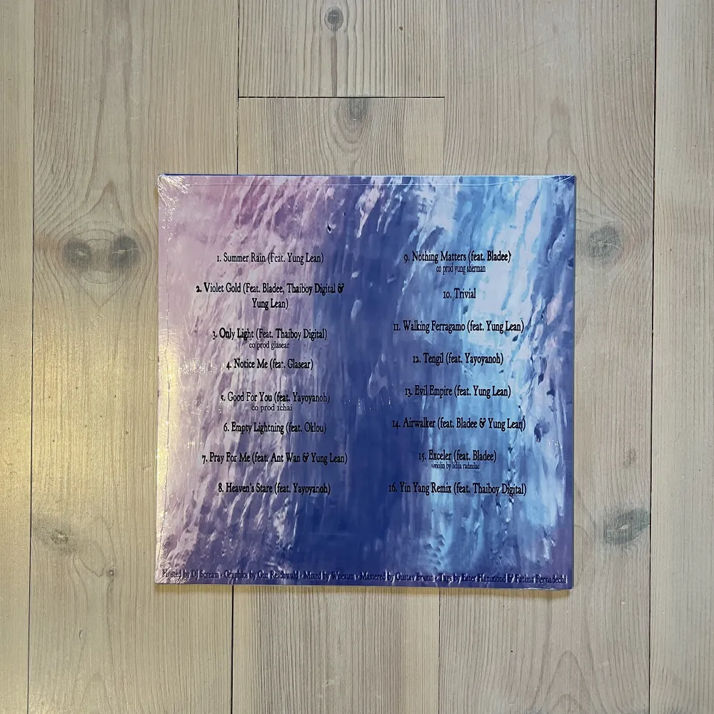 Oöppnad Blue Summer vinyl med features av Yung lean, Bladee, Thaiboy digital och Antwan 1st pressen 1/250  Yung lean Sadboys Drain gang Drain Ecco2k Thaiboy digital Bladee. Övrigt.