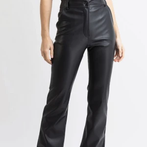 Skinnbyxor  - Svarta skinnbyxor från madlady. Storlek S, säljer då de är förkorta för mig som är 176. Som nya,🤍