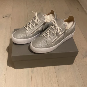 Guiseppe Zanotti glitter sneakers - Köpta i somras 2022, använda 2 gånger så 9,5/10 i skick. Boxen och olika slags Guiseppe Zanotti påsar ingår. Storlek 44. Nypris 5500kr. Kvitto finns.