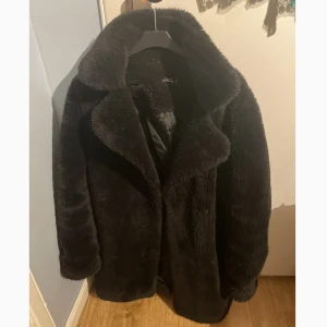 Boohoo jacka - Fin jacka, sparsamt använd. Den sitter väldigt stort på mig därav tror jag att någon annan har bättre använding för den.  