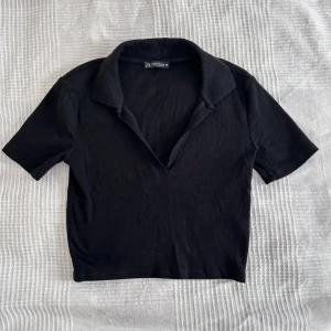 Ribbad croptop med krage - Kortärmd ribbad magtröja med charmig krage från ZARA. Knappt använd, jättefint skick!