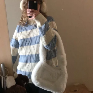 Vit fluffig väska  - En vit fluffig handväska i fakepäls. Fint att styla med tex ett par earmuffs som jag gjort på bilden! (Öronmuffarna finns också till salu här på min plick:)) Bara att meddela vid eventuella frågor och funderingar!