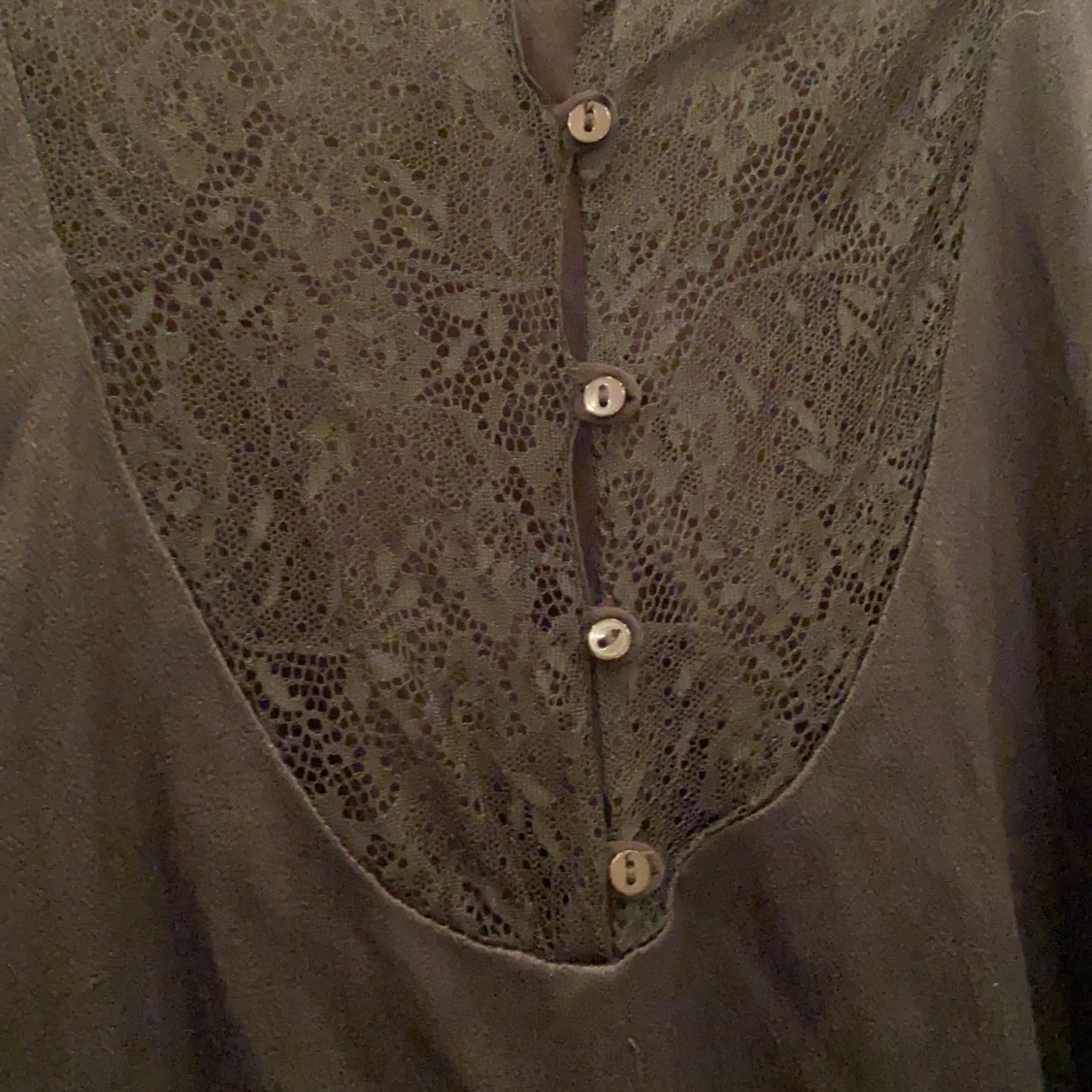 Svart romper med spets detaljer i ryggen - 91