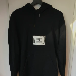 Givenchy hoodie - Hoodie från Givenchy köpt på MrPorter. Använd 2 gånger Nypris 7800kr  OBS! Kvitto finns inte kvar. Men orderbekräftelse ☺️