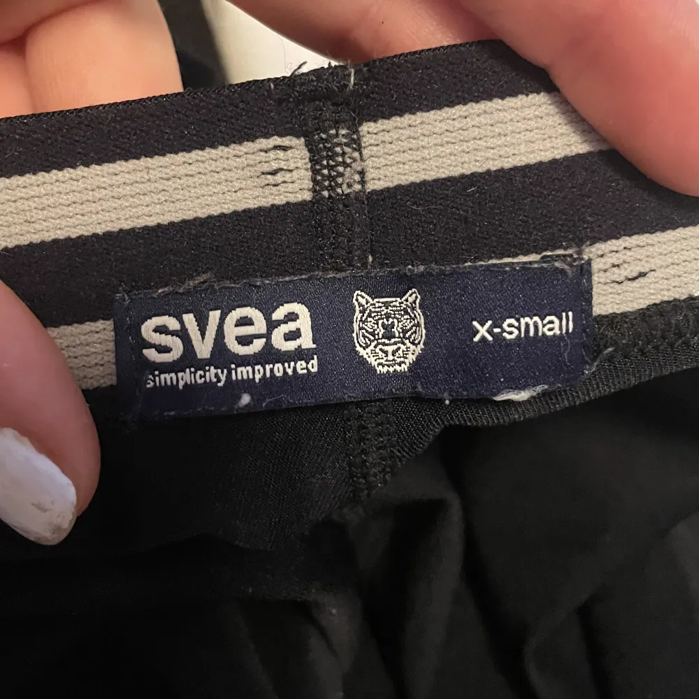 säljer dessa träningstightsen från Svea eftersom de är försmå för mig. 30kr inklusive frakt🫶🏻. Jeans & Byxor.