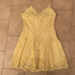 Gul spets romper  - Jättefin gul romper av spets som är alldeles perfekt till sommaren! Aldrig använd, har justerbar spaghetti straps