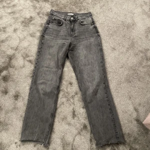 Gråa raka jeans - Gråa raka jeans från Gina tricot🤍 Bra skick. Storlek 38🤍