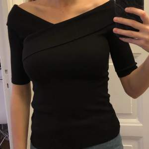 Snygg trekvartsärmad tröja från Gina Tricot. Den är i storlek M men skulle säga att den mer är som en XS/S. Snygg att matcha med jeans. 