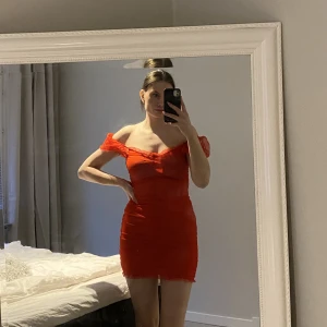 Röd kort klänning - Bra skick, endast använd en gång till temafest, passar S-M 