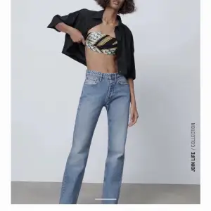 Säljer ett par mid raise jeans ifrån Zara som inte längre säljs. Jeansen köptes för 399kr. Köparen står för frakten🤍