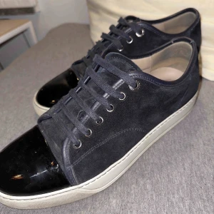 Lanvin - Säljer dessa Skitfeta mörkblåa lanvinsen. Skicket är i 8/10 och har mycket kvar och ge! Endast skorna medföljer därmed priset, skor för fler bilder eller mer info🙏🏿