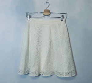 Vit sommarkjol Mint & Berry - Söt kjol från Mint & Berry. Aldrig använd, storlek S och 49,5 cm lång.  Kjolen har 2 lager och inte genomskinlig. Den är luftig så den passar perfekt till sommaren 💗