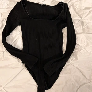 Svart body  - Svart långärmad body från ZARA i storlek S, den har fin krage som är lite låg. Knappt använd!!