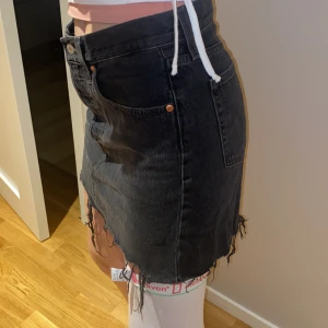 Svart Levis kjol  - Säljer denna jättefina Levis kjol som tyvärr är för stor i midjan för mig 🥺 tycker den ör jättebra i längd på mig som är 168 men passar både löngre och kortare 💓 kan även tänka mig byta mot en liknande i mindre stolek 🫶🏼dm vid fler frågor eller annat 🥰 