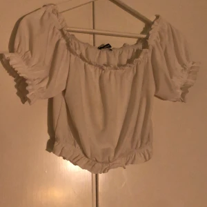 Vit magtröja  - En fin vit magtröja med volang🤍 Köptes för 199kr!