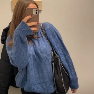 Stickad tröja - Säljer min skit snygga stickade tröja från Kappahl, "virkad" på så sätt att man ser igenom en aning. Vilket enligt mig är så snyggt!💙
