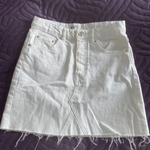 Jeans kjol - Vit jeans kjol som tyvärr inte längre kommer till användning.
