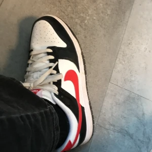 Säljer red swoosh pandas! - Använda 5 gånger så dem är inte alls skitiga men jag kan tvätta dem om någon som vill köpa vill det.