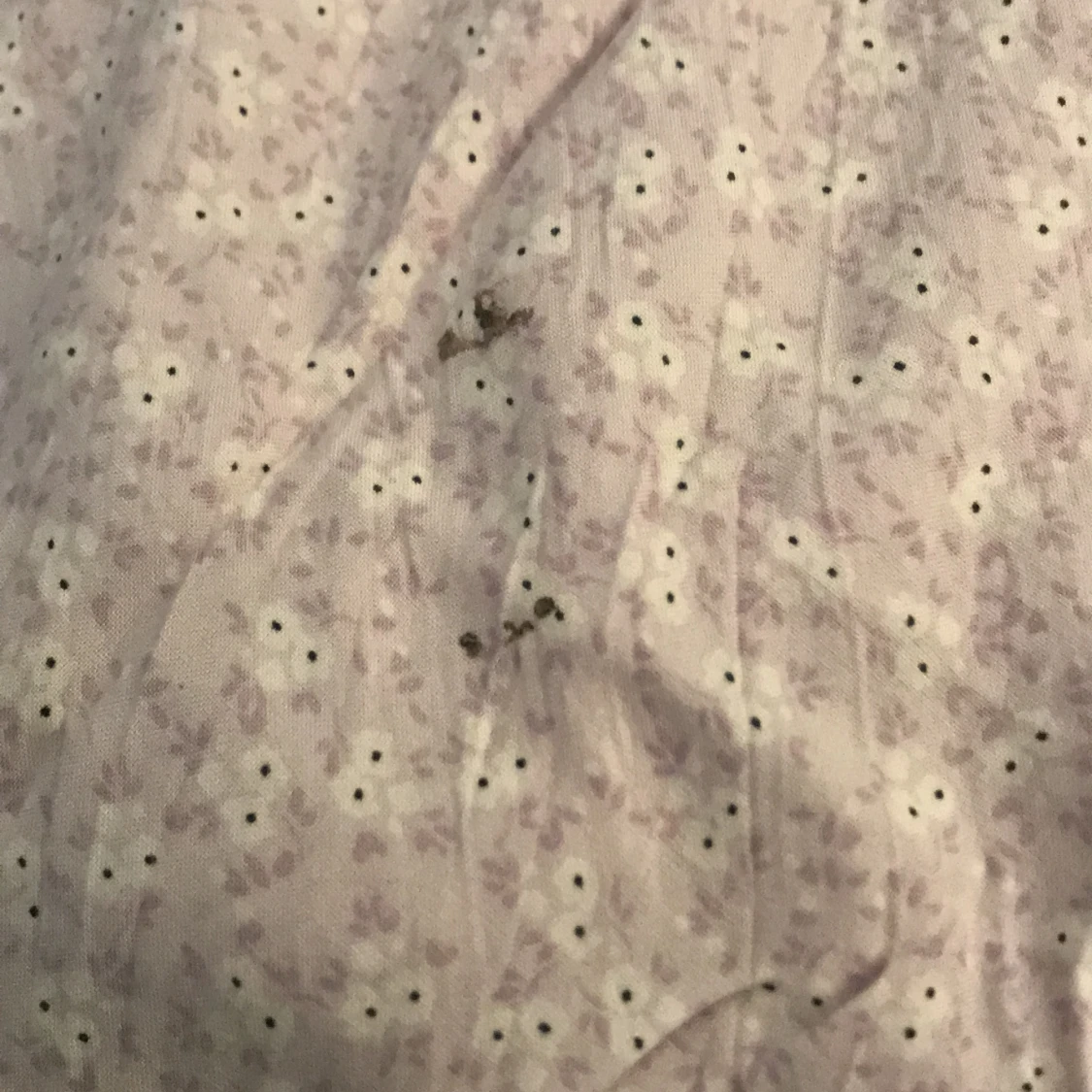 Fin men hål där bak men synd it när den e på svart där bak lite  - 91