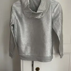 Silvrig hoodie från Karl Lagerfeld i storlek s. Tyvärr kommer inte den till användning för mig längre men den är riktigt snygg och i fint skick:)