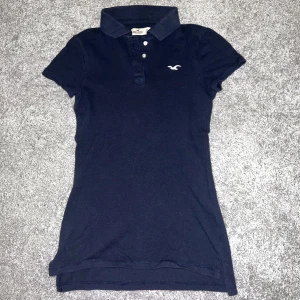 Pikétröja - Marinblå pikétröja från Hollister i storlek XS. Knappast använd och är i bra skick. 💕