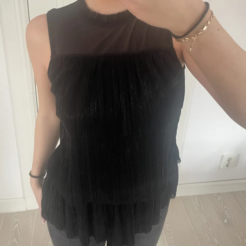 Snygg fest topp/blus från märket pigalle köpt på only. Storlek XS och den är endast använd en gång på en födelsedagsmiddag❤️. Puserot.