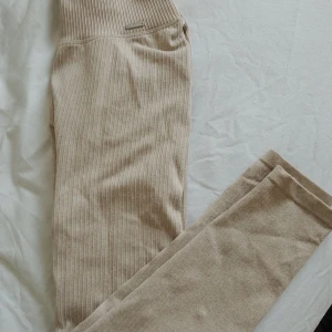 Nya Aimn thigts  - Säljes då storleken är fel på mig   Storlek medium och passar både small och medium   Färg beige 