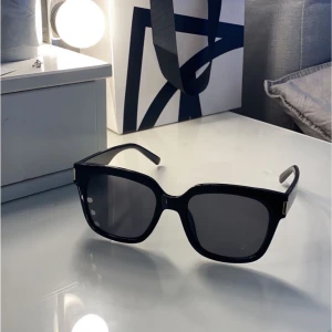 Solglasögon  - Svarta solglasögon i väldigt bra skick! Likar chimi 04 i modellen💫 skriv om ni har några frågor🤍