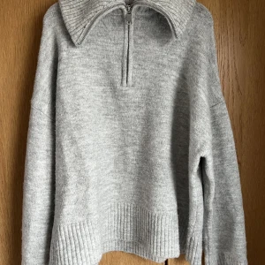 Half zip - Stickad half zip tröja. Jätteskön men säljer då den inte riktigt passar mig, endast använd någon gång. Köpt på Zalando.
