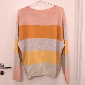 Stickad tröja - Stickad tröja från HM i storlek L, men sitter mer som en liten oversized S. I gott skick. Säljer för 100 kr + frakt.