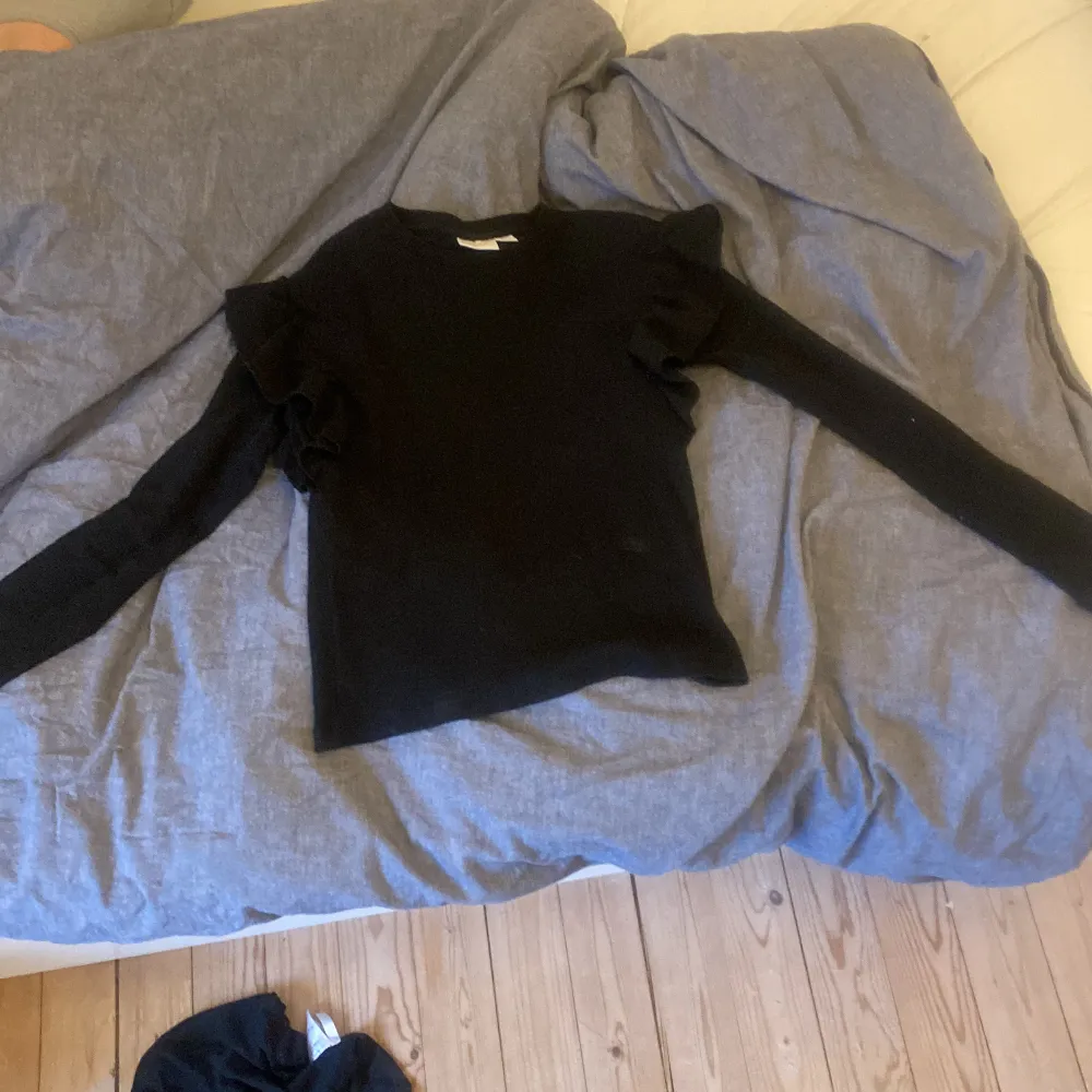 Detta är en tröja från Gina som är i ett randigt material. Det ör en väldigt fin fest tröja🥰 jag säljer den för att jag aldrig använder den. Det är storlek 158/164 och den är san till storlek💗 inte använd mycket alls🥰. Blusar.